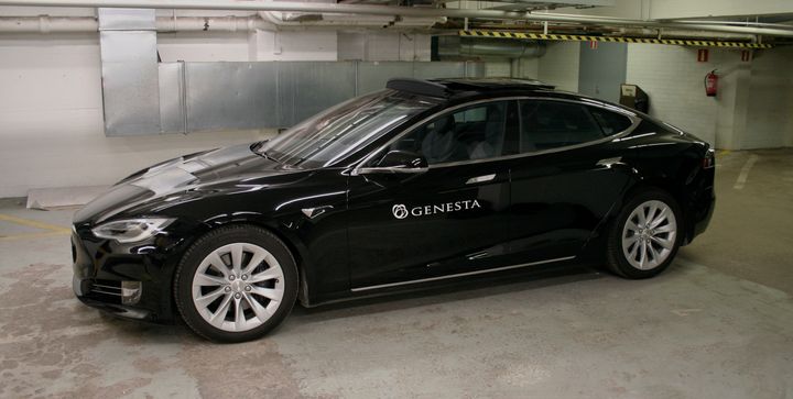 Tesla Model S:n käyttöoikeus kuuluu BLVRD21-kiinteistön vuokralaisten hoitovuokraan. Auto on Genestan ensimmäinen yhteiskäyttöauto Suomessa.
