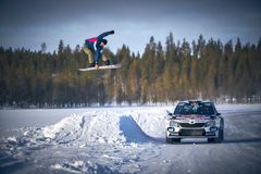 Eero Ettala tekee Indyn Kalle Rovanperän katsellessa vieressä Photocredit: Red Bull Content Pool / Pasi Salminen