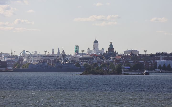 Helsingin sloganeina on historiassa käytetty Pohjolan valkeaa kaupunkia keskustan vaaleiden rakennusten takia sekä Itämeren tytärtä kaupungin merellisyyteen viitaten. Kuva: Aiko Lohtander