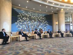 Helsingin pormestari Jan Vapaavuori tapasi Pekingin pormestarin Chen Jiningin sekä Pekingin kaupungin muuta ylintä johtoa torstaina 23.11.2017.