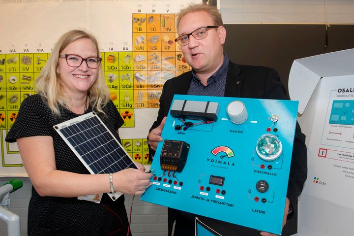 Linnainmaan koulun fysiikan opettaja Sanna Tervakoski ja Pirkanmaan sähköurakoitsijoiden puheenjohtaja Sami Suomilammi tietävät, että aurinkopaneelin avulla oppilaat saavat hyvin käytännön tuntumaa sähkön pientuotantoon.