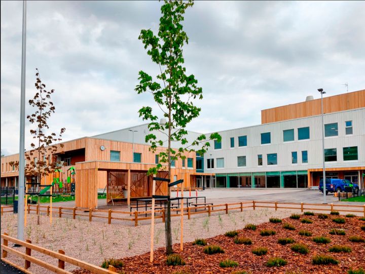 Monikko is located at Veräjäpellonkatu 4 in Leppävaara. It consists of a new building and an old part, which is a listed building. Photo: SRV
