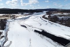 Ounasjoella Tapionkylän alueella jäät ovat jo osittain sulaneet. (Kuva: Lapin ELY-keskus, 4.5.)