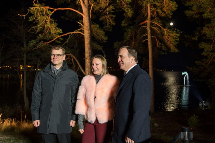 Statsministrarna Löfven och Sipilä med konstnären Anna Uddenberg