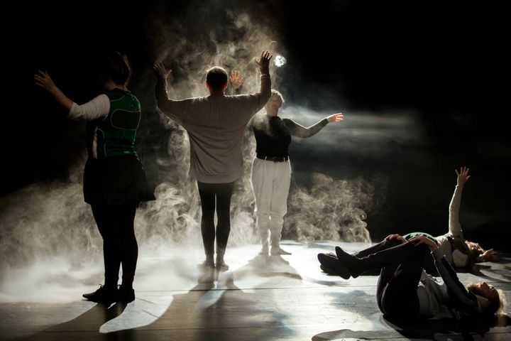 Nature Theatre of Oblivia on meditatiivinen metsäkävely. Kuva: Daniela Wolf
