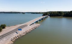 Kreaten rakentama Lillholmenin läppäsilta valmiina Paraisilla maantiellä 12029 (Skräbbölen / Tervsundintie). Siltakokonaisuus muodostuu kahdesta kiinteästä 4-jänteisestä betonisesta jatkuvasta palkkisillasta, joiden keskellä on 25 metrin jänteessä oleva, avattava vastapainoton hydraulitoiminen läppäsilta.