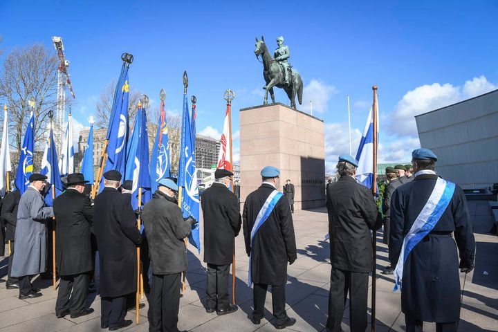 Kansallisen veteraanipäivän muistotilaisuus Mannerheimin ratsastajapatsaalla vuonna 2017. Kuva: Kimmo Brandt.