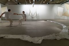 Hesselholdt & Mejlvang: The White Exhibition, EMMA, 2021. Kuva: Ari Karttunen / EMMA.