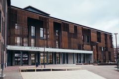 Kipinä-taloon mahtuu 950 opiskelijaa. Rakennusmateriaaleina on käytetty muurattua punatiiltä sekä corten-terästä. Kuva: Hyvinkään kaupunki/Teemu Heikkilä