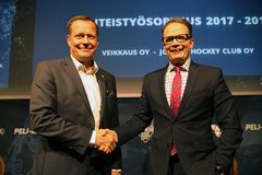 Jokerien toimitusjohtaja Jukka Kohonen ja Veikkauksen varatoimitusjohtaja Velipekka Nummikoski.