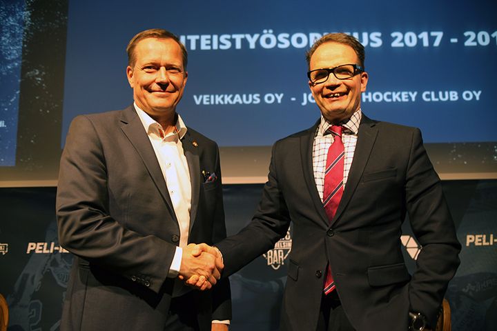 Jokerien toimitusjohtaja Jukka Kohonen ja Veikkauksen varatoimitusjohtaja Velipekka Nummikoski.