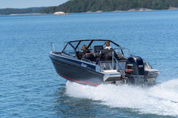Ute på sjön sticker V MAX Edition-modellerna ut tack vare det speciella färgtema som kännetecknar VMAX-motorerna och som går igen längs sidorna på båten. Den VMAX-inspirerade accentfärgen på övre delen av skrovet förstärks ytterligare av den röda randen längs vattenlinjen.