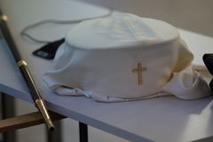 Suomen ortodoksisen kirkon päämiehen päähine, valkoinen klobukki.