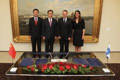 Helsingin ja Pekingin kaupungit allekirjoittivat yhteistyösuunnitelman 29.8.2017. Kuvassa vasemmalta Kiinan suurlähettiläs Chen Li, Pekingin apulaispormestari Wang Ning, Helsingin pormestari Jan Vapaavuori ja apulaispormestari Nasima Razmyar. (Kuvaaja: Pertti Nisonen)