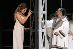 Kuva Jolantan esityksestä Bolshoi-teatterissa. Ekaterina Morozova (Jolanta), Elchin Azizov (Ibn-Hakia). Kuva: Damir Ysupov