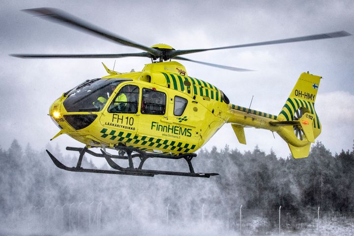 FinnHEMS FH10 lääkärihelikopterin sijoituspaikka on Helsinki-Vantaan lentokentällä. Kuva: HUS/Matti Snellman