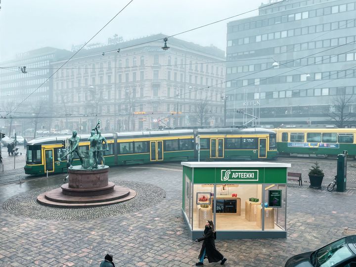S-ryhmän malliapteekki Kolmen sepän patsaan aukiolla. Kuva: Sami Kelohara