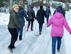 Mitä sauvakävely tuntuu hapenottoa kehittävällä syketasolla? Pirten työfysioterapeutti Minna Lahdenkauppi (vas.) lenkillä asiakkaiden kanssa. Kuvaaja Timo Pöysäri / Pirte