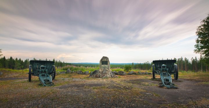 Ilomantsin Sotatien yksi kohde on joukko-osastojen muistomerkkialue Palovaarassa. Hattuvaaran 1944 taisteluissa käytetyt kaksi 122 millin Putilov-haupitsia osoittavat Vellivaaran mottia kohti. Kuva: SkyTeamCopter