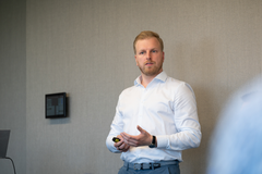 Fibox Charging Solutions Oy:n toimitusjohtaja Jyrki Niemi uskoo, että latausmarkkina kasvaa vauhdilla vielä pitkään. Uusia toimijoita tulee ja menee, ja ala myös konsolidoituu. – Markkinassa tulevat korostumaan laitteiden älykkyys, monipuoliset liitäntämahdollisuudet sekä laturin ja auton akuston hyödyntäminen osana laajempaa sähköjärjestelmää kulutuspiikkejä tasaamassa. Kuva: Markku Lempinen