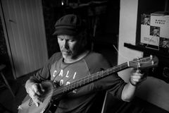 J. Karjalainen sai palkinnon vuonna 1988 sävelletystä Hän-kappaleesta, joka on kaupallisen radion kaikkien aikojen eniten soitettu musiikkitallenne.