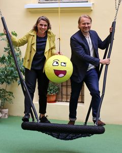Reiman toimitusjohtaja Elina Björklund ja Lappset Groupin SVP, Design & Innovations Erkki Ikäheimo osallistuivat Lvivin leikkikentän avajaisiin 7.6.2023.