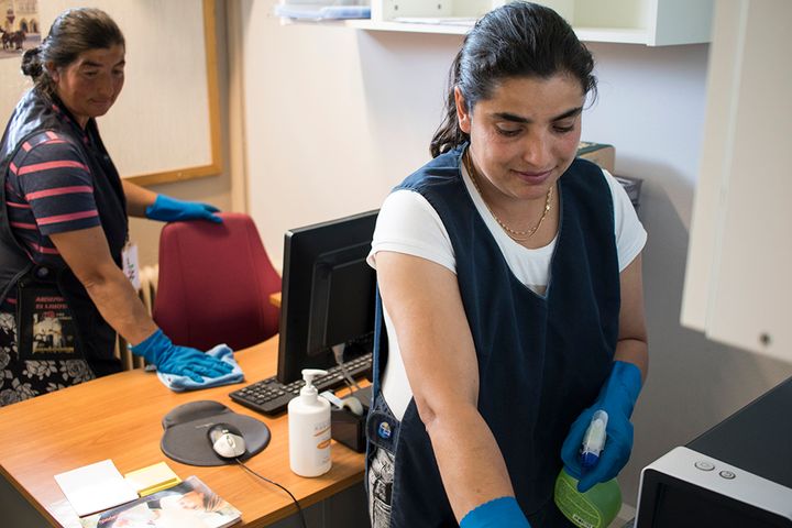 Työtä ja toivoa on hanke, joka edistää heikossa työmarkkina-asemassa olevien maahanmuuttajien, erityisesti Itä-Euroopan romanien, työllistymistä ja toimintakykyä. Hankkeen ytimessä on keikkapooli, joka välittää työtä pääasiassa Romaniasta ja Bulgariasta toimeentuloa Suomesta hakemaan tulleille romaneille. Kaksivuotisen hankkeen toteuttavat Emmaus Helsinki ry, Helsingin Diakonissalaitos sekä Osuuskunta Työtä ja toivoa. Hankkeen rahoittaa Euroopan sosiaalirahasto. Kuva: Borislav Borisov