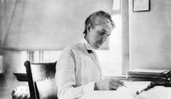 Henrietta Swan Leavitt työpöytänsä ääressä Harvard Collegen observatoriossa.