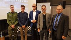 Safe with Espoo -tapahtuman paneelikeskusteluun osallistuivat Luukas Koski, Joel Vanhanen, Jarno Limnéll ja Petri Launiainen. Paneelin juonsi Petri Häkkinen. (Kuva: Nina Elfvengren / Espoon kaupunki)
