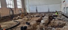 Lyseon liikuntasalissa tehtiin arkeologia kaivauksia touko–elokuussa 2022. Kuva: NCC/Reetta Körkkö