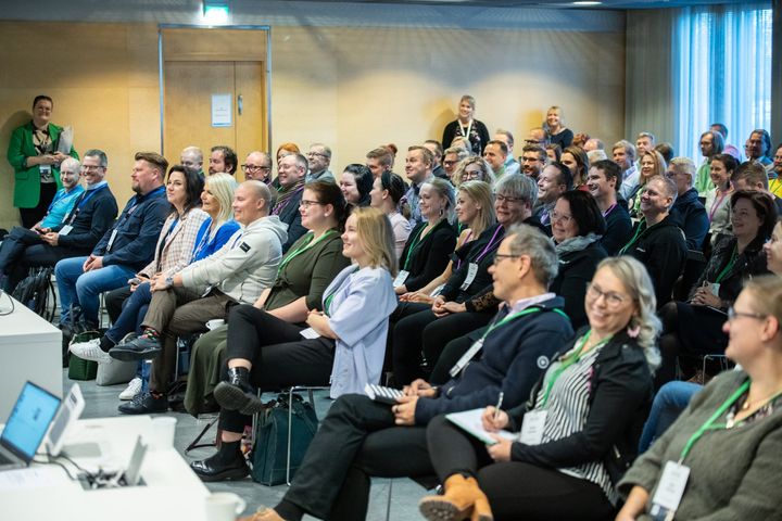 Merja “Merkku” Rahkola-Toivanen (sininen paita) tuntee Kasvu Openin sekä yrityksen että sparraajan näkökulmasta, puhumattakaan kymmenien vuosien kokemuksesta liike-elämässä.