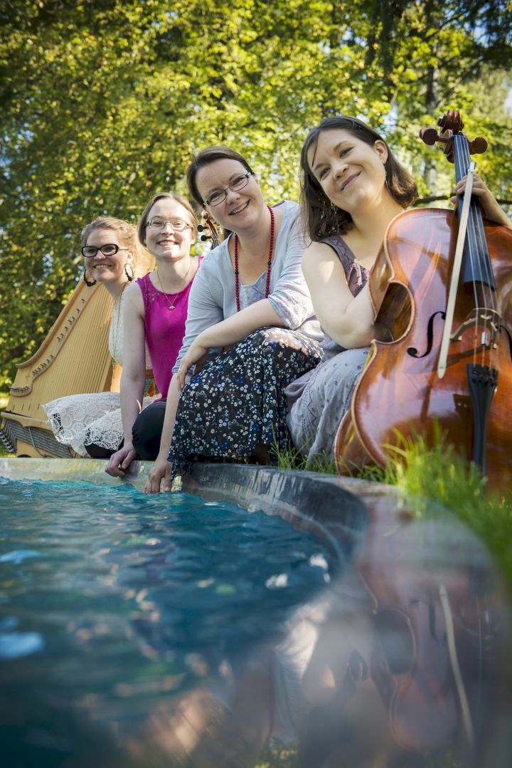 Senni Valtonen, kansansoittimet; Liisa Koivuranta, viulu; Sirkku Rintamäki, piano, urut ja laulu, sävellykset ja sovitukset; Elsa Sihvola, sello.
Kuva Pekko Vasantola