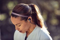 Fitbit Flyer -kuulokkeet on suunniteltu kuntoilua silmällä pitäen, kestämään kovassakin menossa. Kuulokkeiden vettähylkivä nano-pinnoite tekee laitteesta sateen-, roiskeen- ja hienkestävän. Flyer tulee maailmanlaajuisesti suurimpien jälleenmyyjien saataville lokakuun alussa.