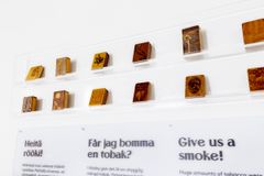 I utställningen får man bekanta sig med patientarbeten från Nickby sjukhus, med sjukhusets vardag genom en föremålssamling samt med olika aspekter av psykisk hälsa genom statistiska data och erfarenheter.
Bild: Maija Astikainen / Helsingfors stadsmuseum
