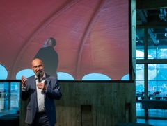Mika Taanila  kertoo Futuro-talossa avautuneesta Muovisydän -teoksesta. Kuva: Ari Karttunen / EMMA / WeeGee