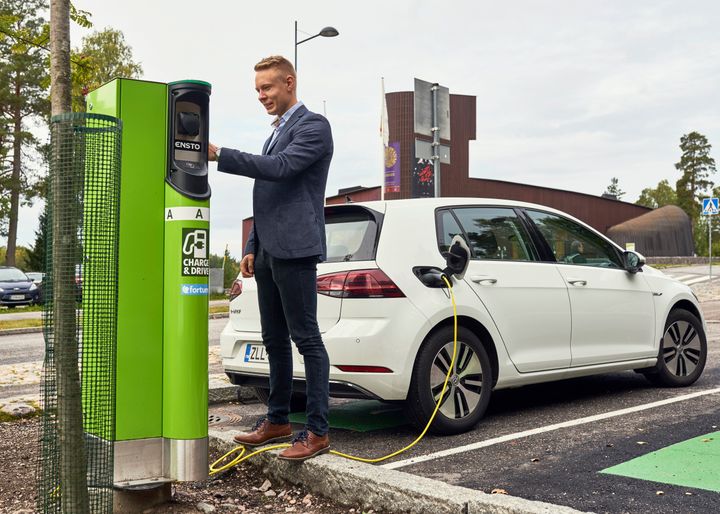 Sähköauton latausasema Haltian luontokeskuksessa.