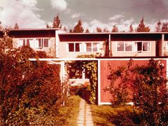 Tapiola, Kontiontien rivitaloja. Kuva: Valokuvaamo Pietinen / Espoon kaupunginmuseo / Asuntosäätiön kokoelma