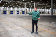 S-ryhmä avaa automaatioavusteiset ruoan keräilykeskukset vuoden 2024 aikana. Kuvassa HOK-Elannon ruoan verkkokaupan kehitysjohtaja Jukka Ranua tulevassa automaatiokeskuksessa Vantaalla. Kuva: Lari Lappalainen