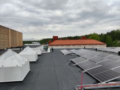 Aurinkopaneelit koulun katolla. Kuva: SRV.