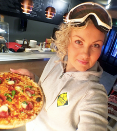 Pizzanpaiston Suomen mestari Riina Kuntsi on Rukan uutuuspizzerian menun takana.