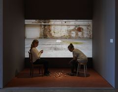 Priska Falin & Helen Felcey: Vierellä, 2021. Installaatio, poltetut ja polttamattomat keraamiset pikkukivet, video.
Priska Falin & Helen Felcey: Being With, 2021. Installation, fired and unfired ceramic pebbles, video.
Särkyvää - Keramiikka uuden äärellä. Ceramics Facing the New. EMMA Museum of Modern Art.
Kuva / Photo: Ari Karttunen / EMMA 2021