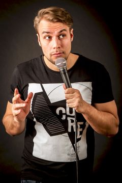 Stand up -koomikko Tomi Haustola.