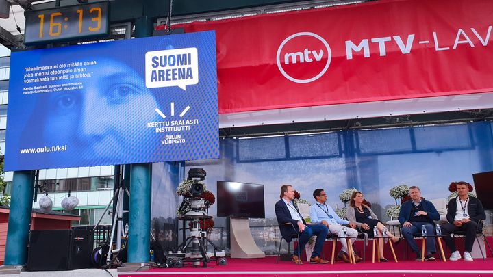 Oulun yliopiston Kerttu Saalasti Instituutti SuomiAreenan lavalla 2022. Kuva: Minna Kilpeläinen.
