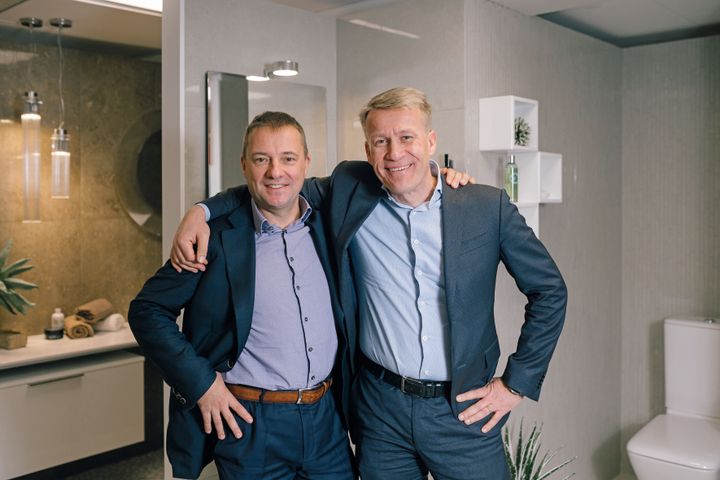 Laattapisteen toimitusjohtaja Tommi Haru sekä varatoimitusjohtaja Petteri Haru ovat olleet nostamassa vanhempiensa perustamaa perheyritystä valtakunnalliseksi kylpyhuoneketjuksi.