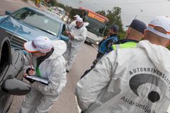 Polisen och Bildäcksförbundets specialister kontrollerar på vägarna däcken på person- och paketbilar och förser bilisterna med information om däcken.