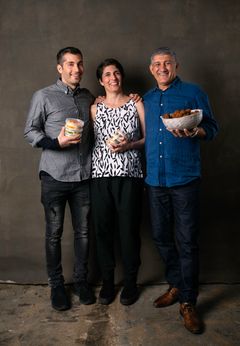 Baba Foods -perhe Tomer Hovav (vas), Ronit Hovav-Halonen sekä isä Avi Hovav.