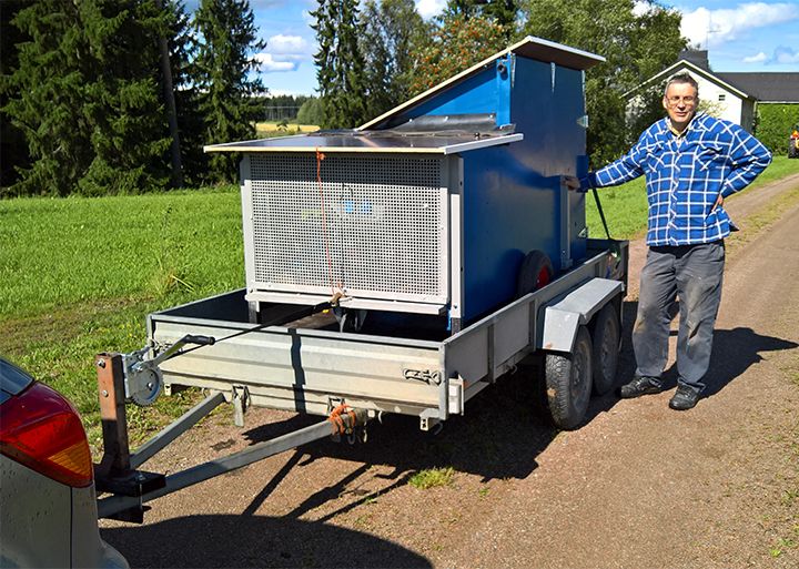 Desinfiointiyksikkö autoperäkärryssä. Kuvassa myös Tapio Perttola. Kuva: Pertti Halsola