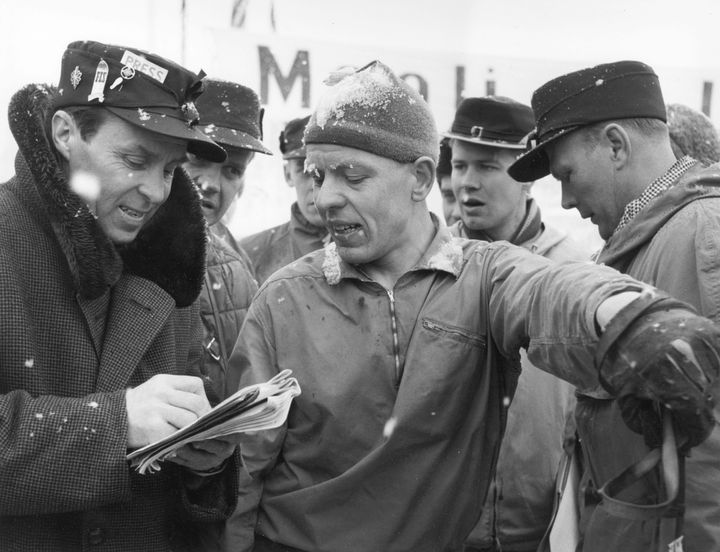 Julkaisu sisältää runsaat sata valokuvaa. Yhdessä niistä hiihtäjä Kalevi Hämäläinen on toimittajien haastateltavana Salpausselällä vuonna 1962. © TAHTO / Urheilumuseo
