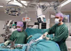 Neurokirurgi Martin Lehecka pääsi käyttämään eksoskooppia kahden viikon ajaksi. Vaikeimmista neurokirurgisista leikkauksista hän operoi mm. kallonpohjan kasvaimen. Kuvassa välilevyn pullistuman leikkaus. Instrumenttihoitajana sairaanhoitaja Maria Pasala.