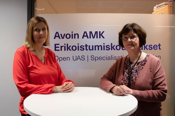 TAMKin avoin ammattikorkeakoulu tarjoaa yksittäisiä opintojaksoja, laajempia opintokokonaisuuksia sekä polkuopintoja. Kuvassa kehittämispäällikkö Tiina Hakkarainen (vas.) ja Jatkuvan oppimisen päällikkö Lea Yli-Koivisto.